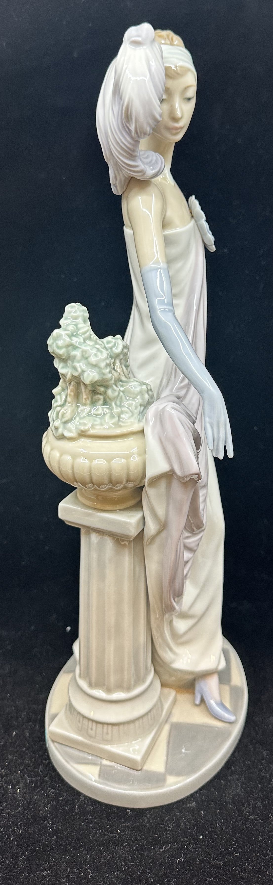 Lladro "Socialite of the 20's" Figurine 5283 (CJD6CA)