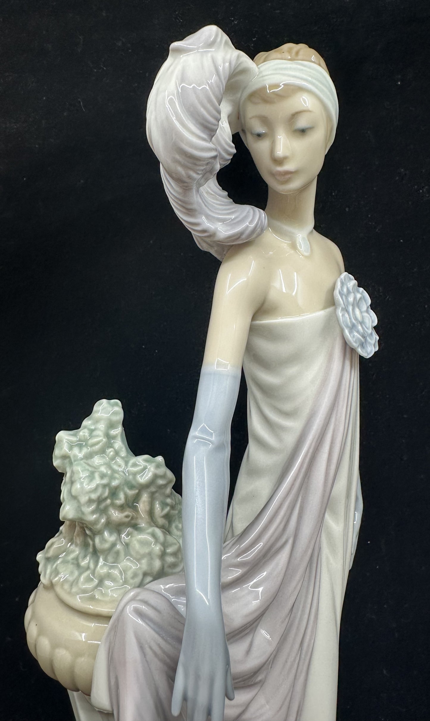 Lladro "Socialite of the 20's" Figurine 5283 (CJD6CA)