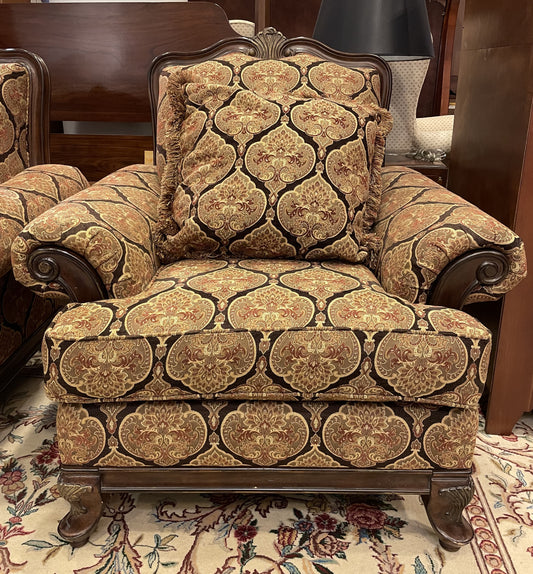 Overstuffed Damask Style Chair (UEQD32)