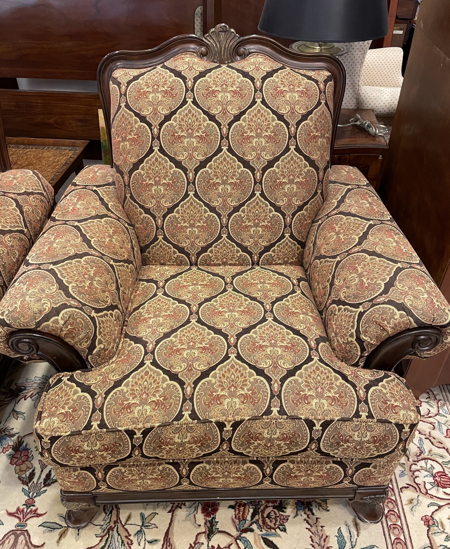 Overstuffed Damask Style Chair (UEQD32)