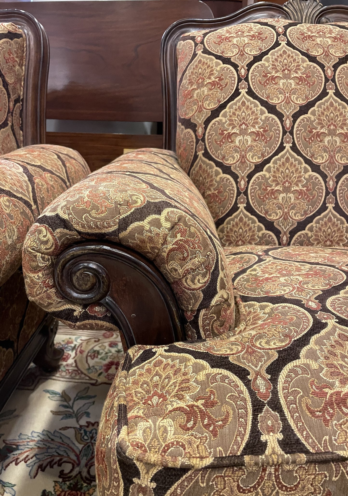 Overstuffed Damask Style Chair (UEQD32)