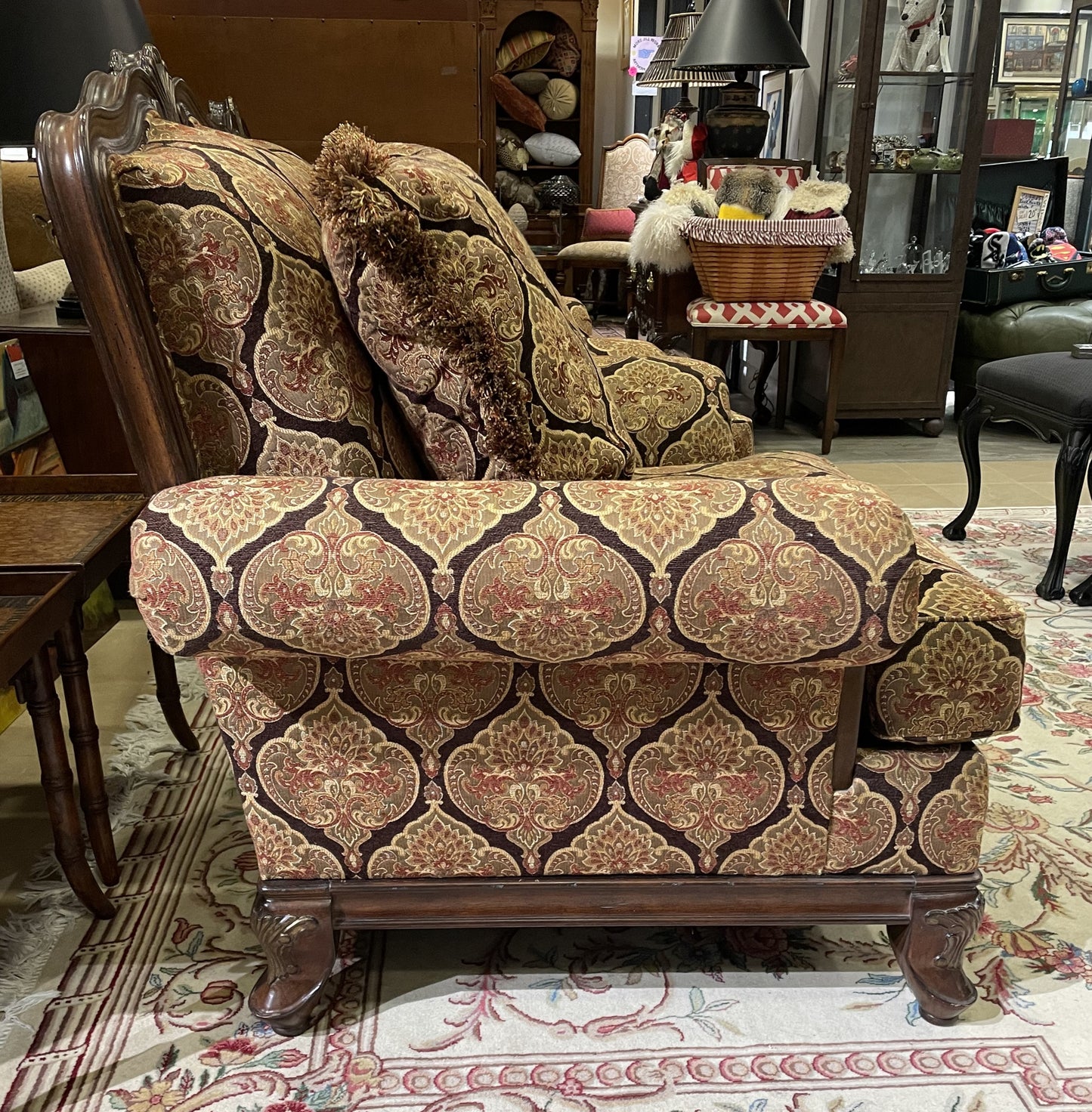 Overstuffed Damask Style Chair (UEQD32)