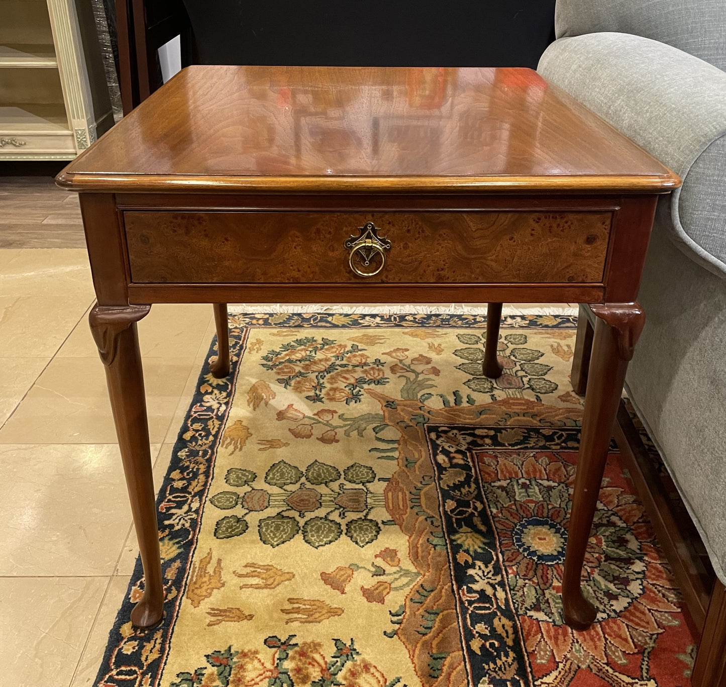 Vintage Baker End Table with Burled Wood (1TEG7N)