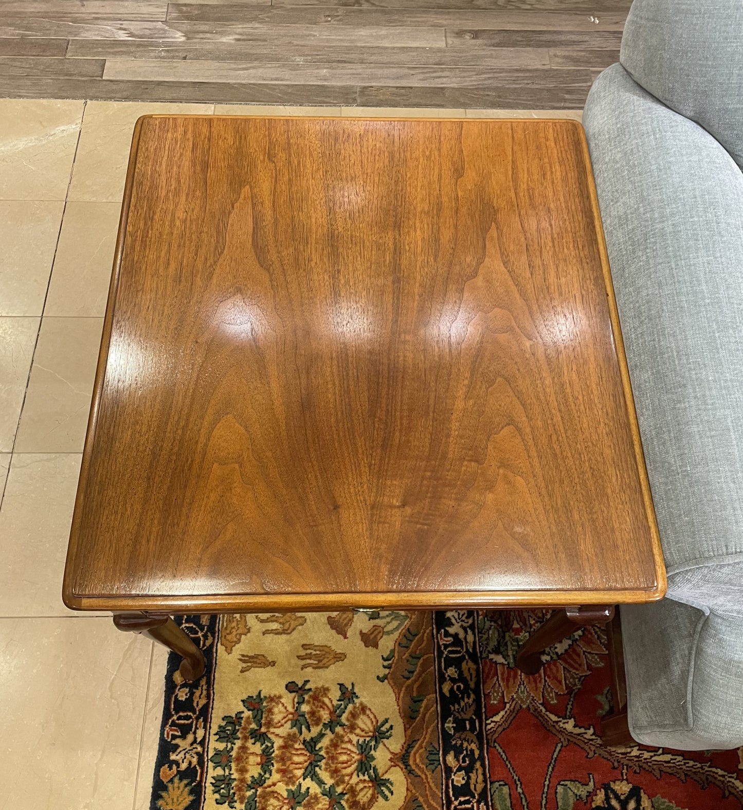 Vintage Baker End Table with Burled Wood (1TEG7N)