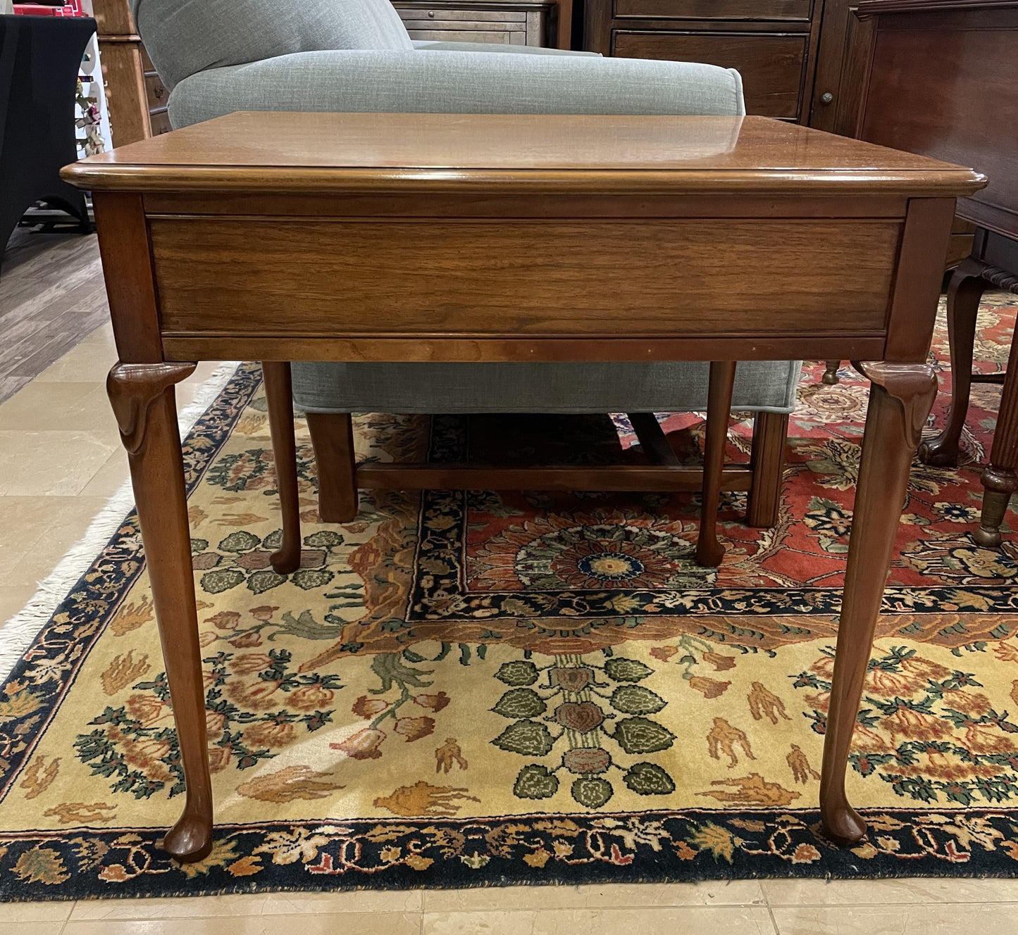 Vintage Baker End Table with Burled Wood (1TEG7N)