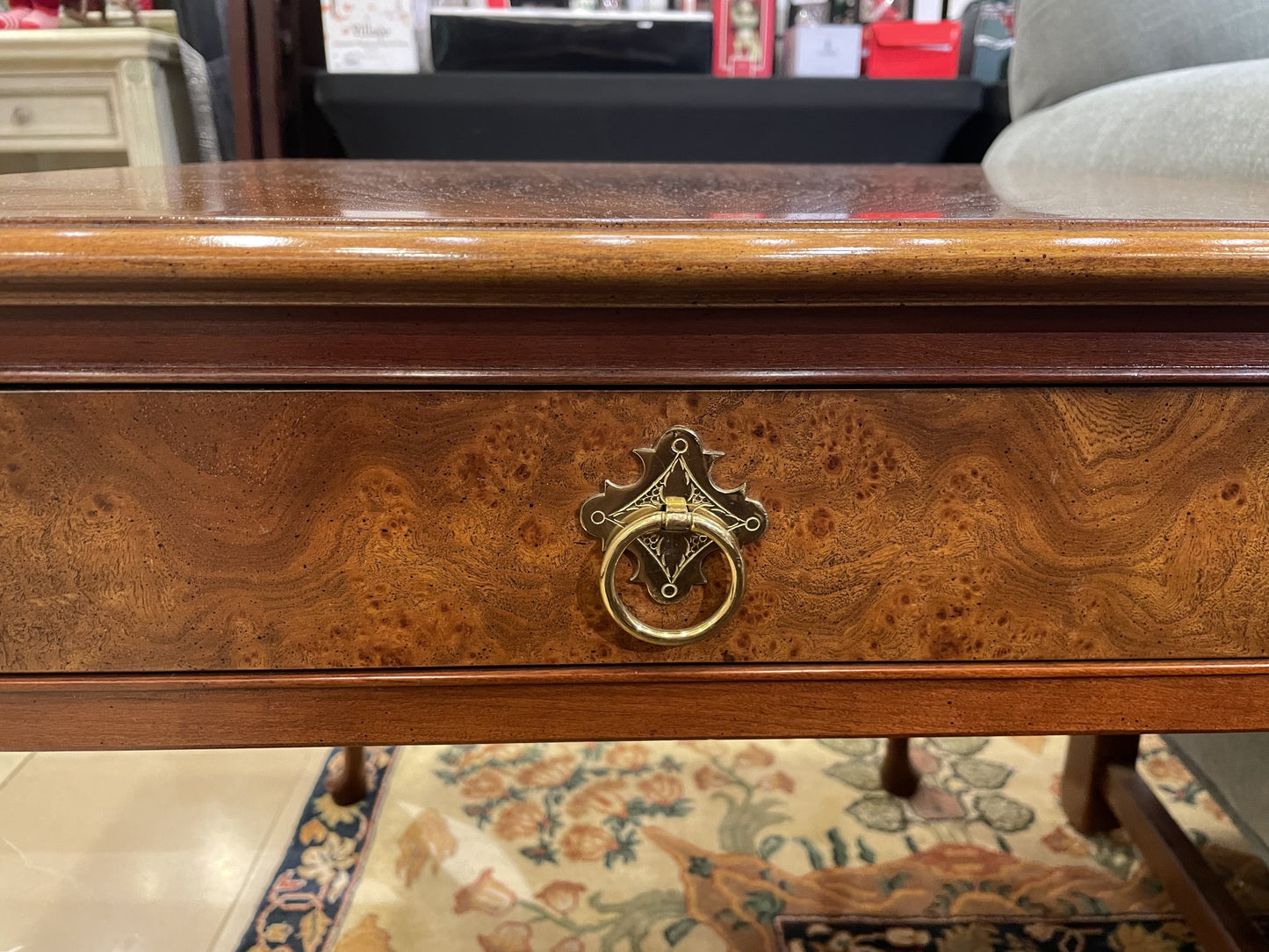 Vintage Baker End Table with Burled Wood (1TEG7N)