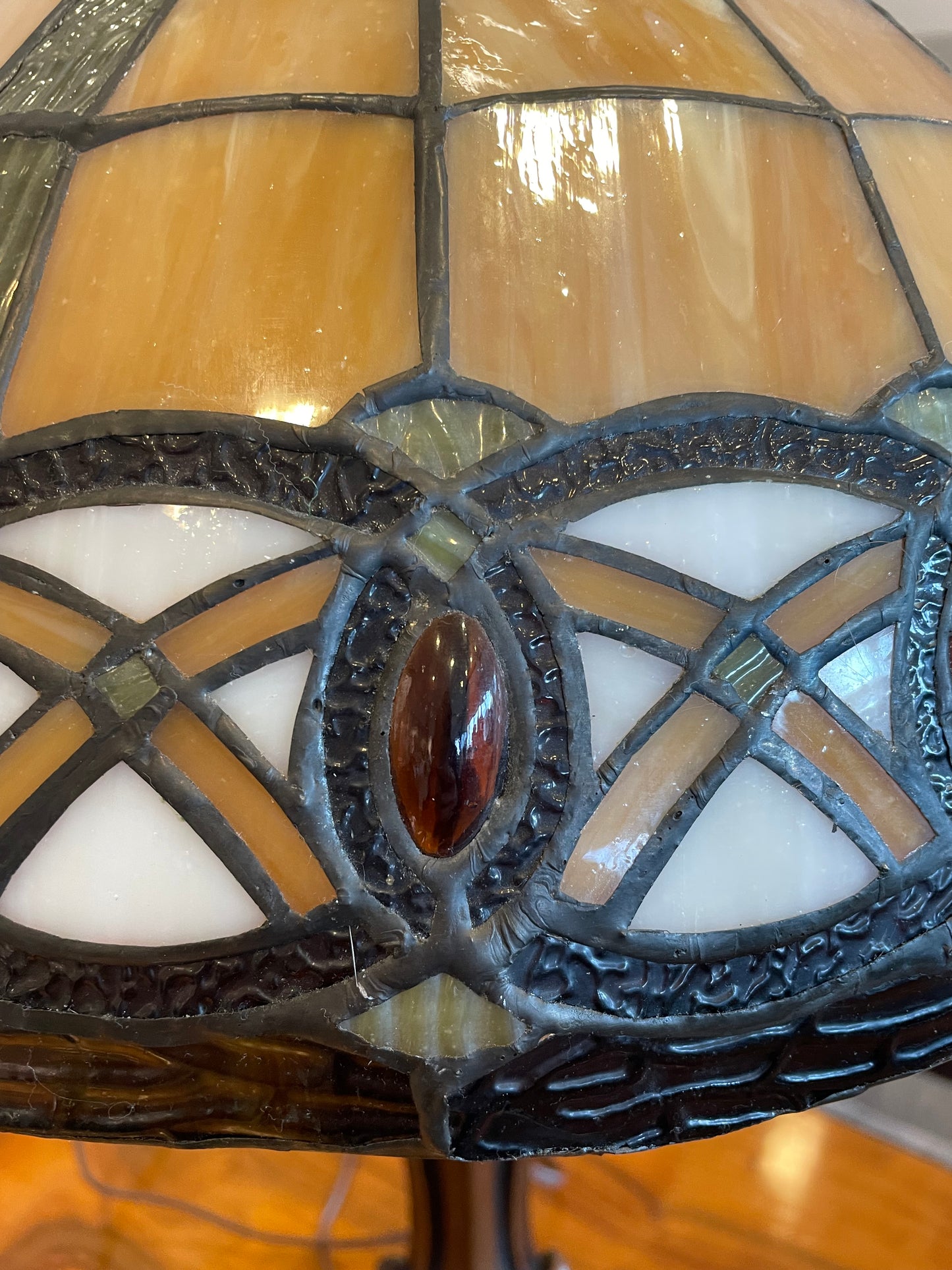 Tiffany Reproduction Amber and White Stained Glass Lamp (WETTXA)