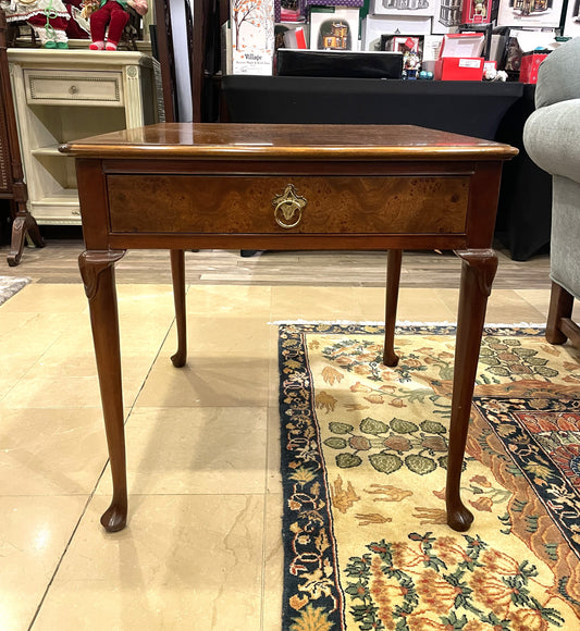 Vintage Baker End Table with Burled Wood (1TEG7N)