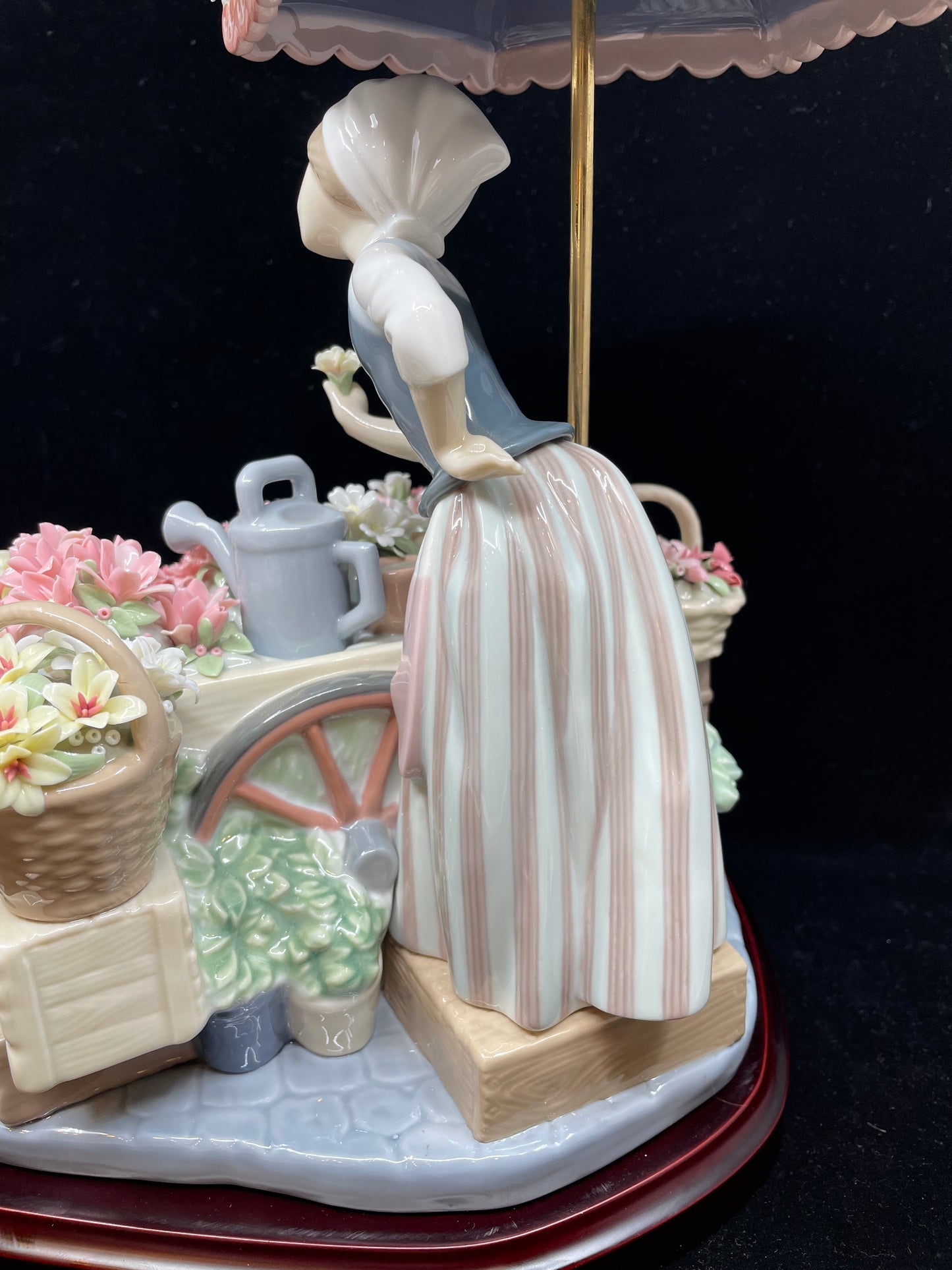 Lladro #1454 "Flowers of the Season" with Box (J8ZA7T)