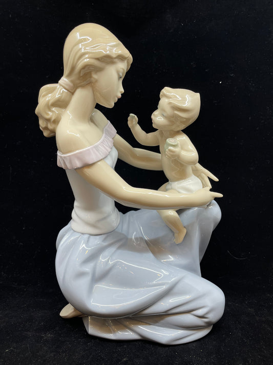 Lladro One for You Figurine #06705 (329AXW)