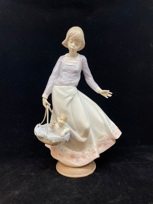 Lladro "Away We Go" #5674 With Original Box (CWAGFW)