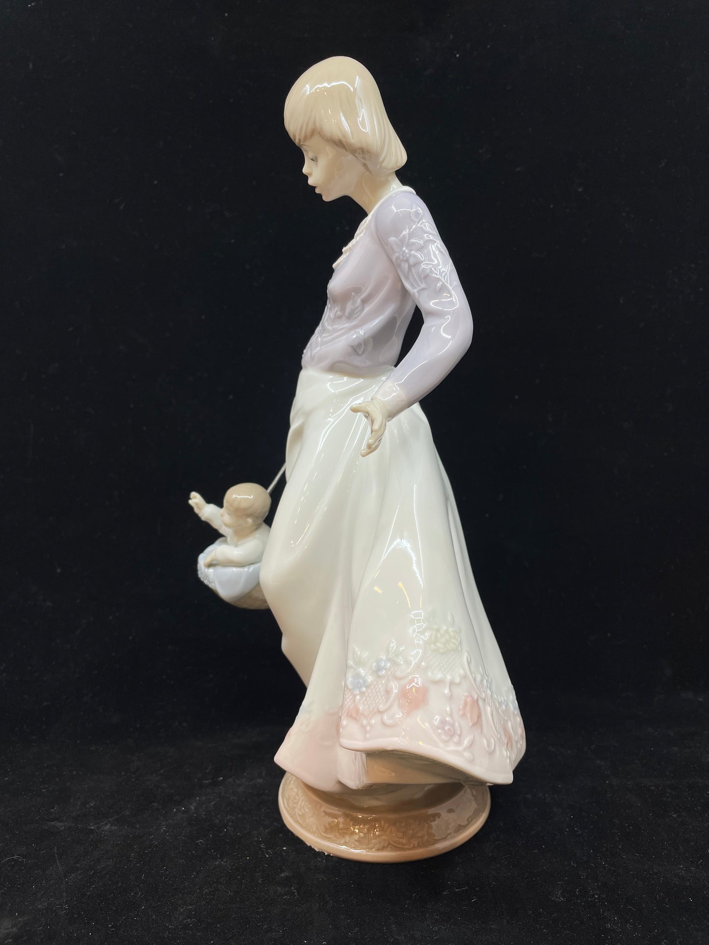 Lladro "Away We Go" #5674 With Original Box (CWAGFW)