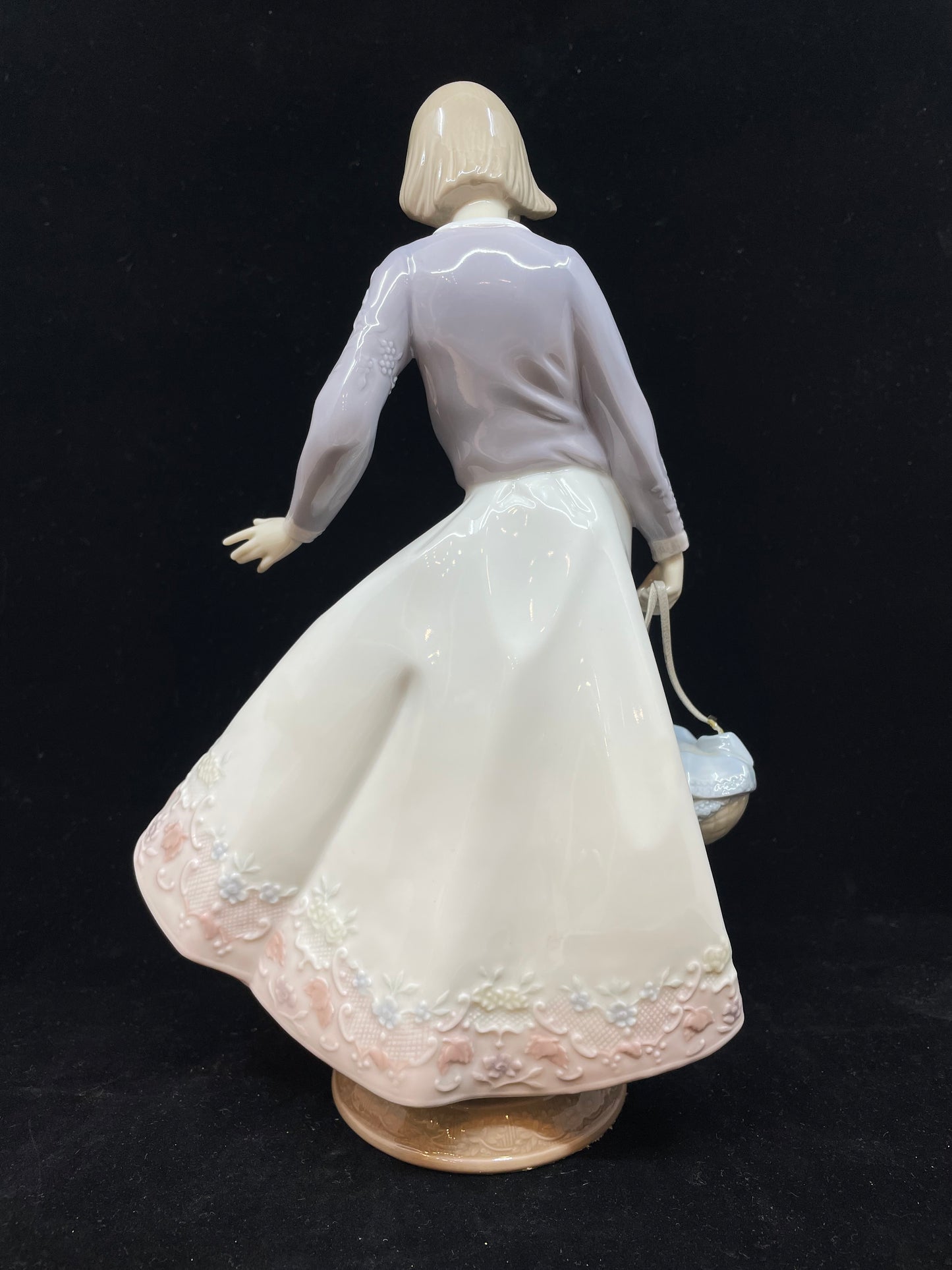 Lladro "Away We Go" #5674 With Original Box (CWAGFW)