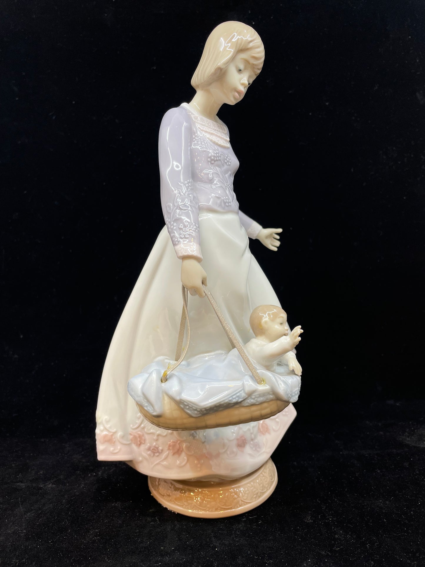 Lladro "Away We Go" #5674 With Original Box (CWAGFW)