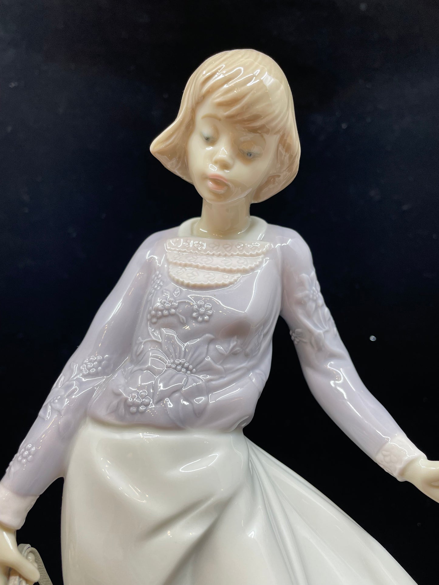 Lladro "Away We Go" #5674 With Original Box (CWAGFW)