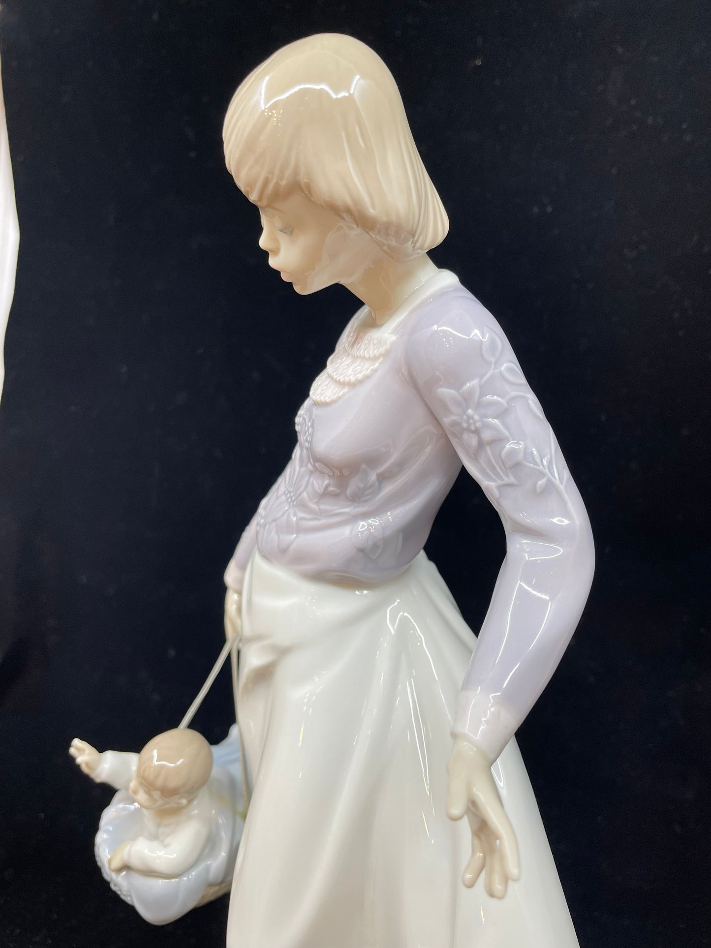 Lladro "Away We Go" #5674 With Original Box (CWAGFW)