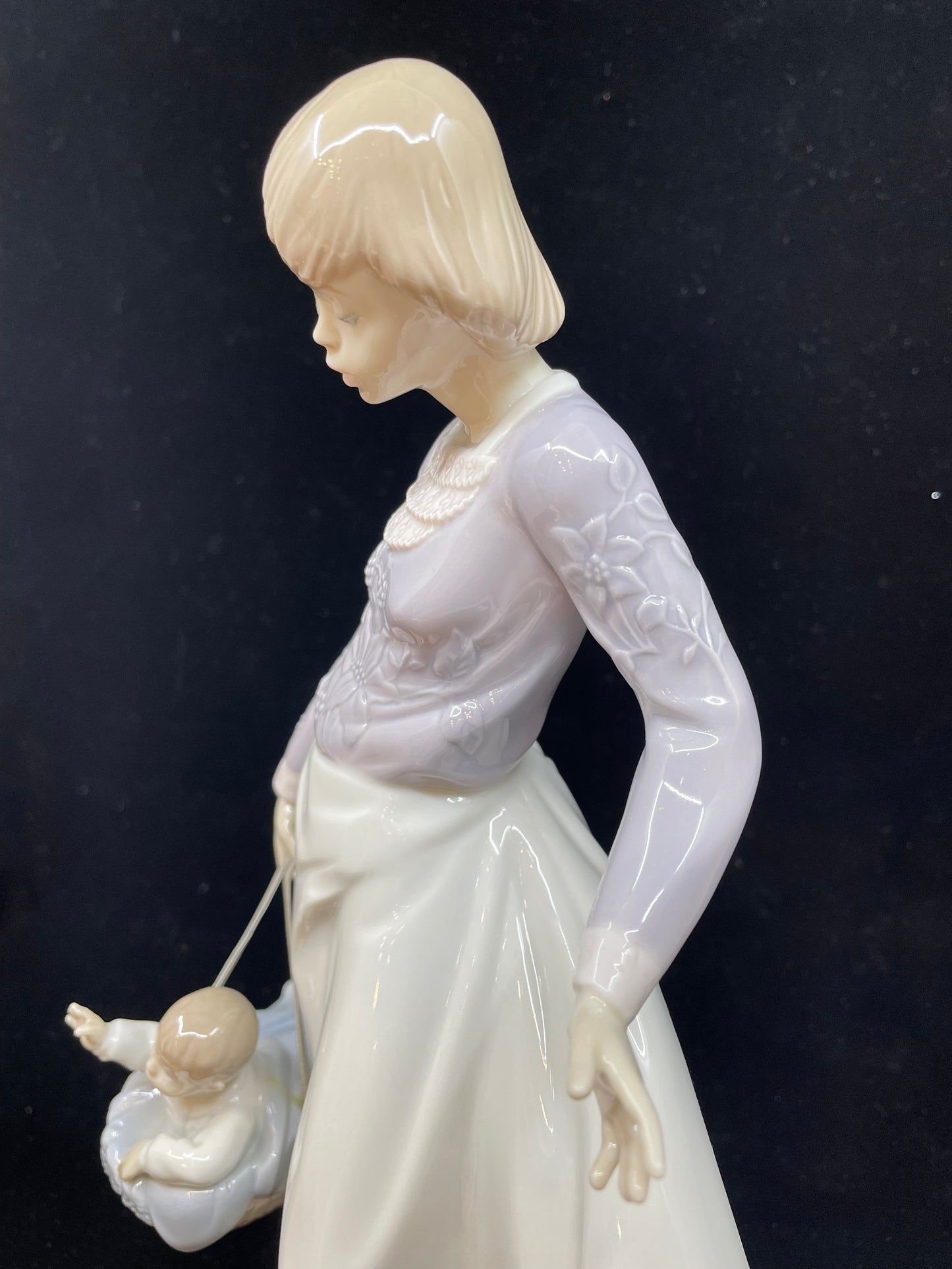 Lladro "Away We Go" #5674 With Original Box (CWAGFW)