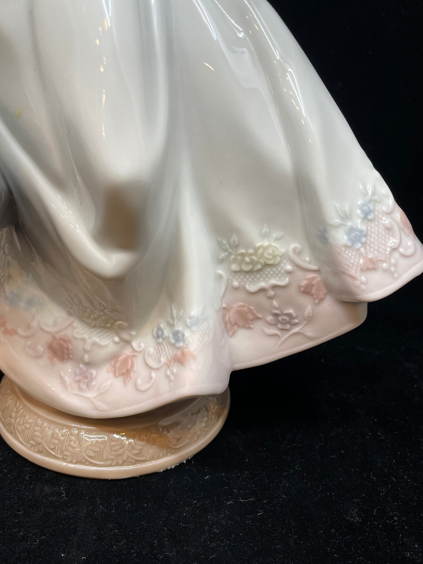 Lladro "Away We Go" #5674 With Original Box (CWAGFW)