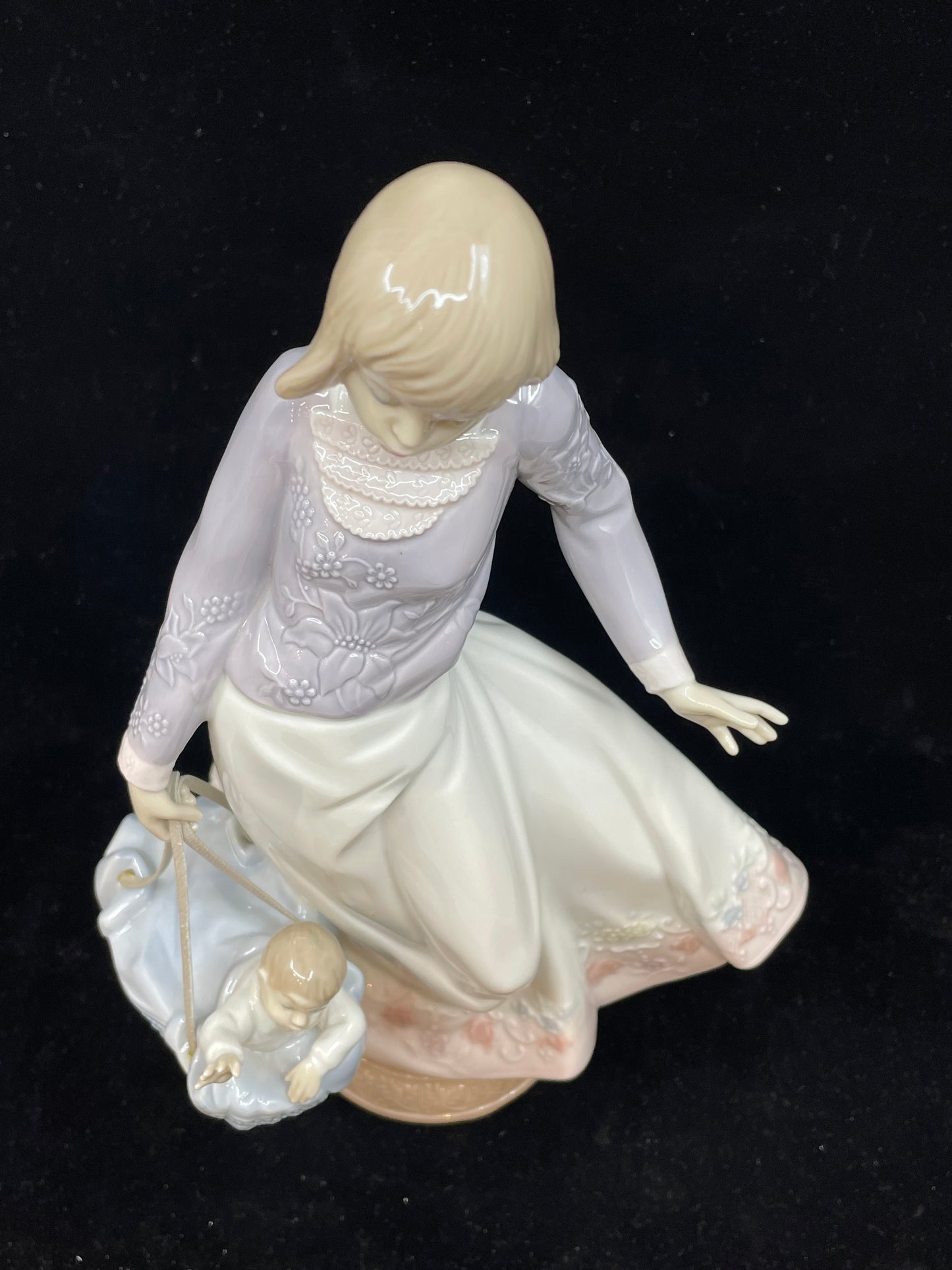 Lladro "Away We Go" #5674 With Original Box (CWAGFW)