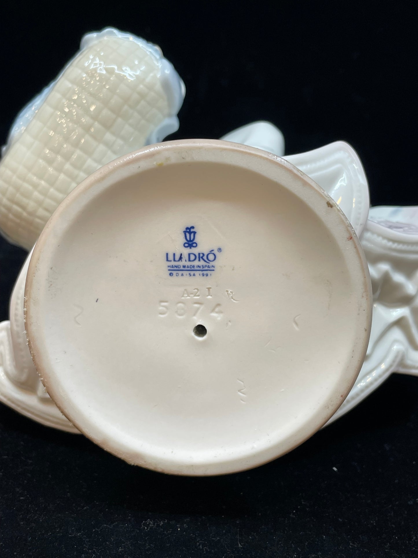 Lladro "Away We Go" #5674 With Original Box (CWAGFW)