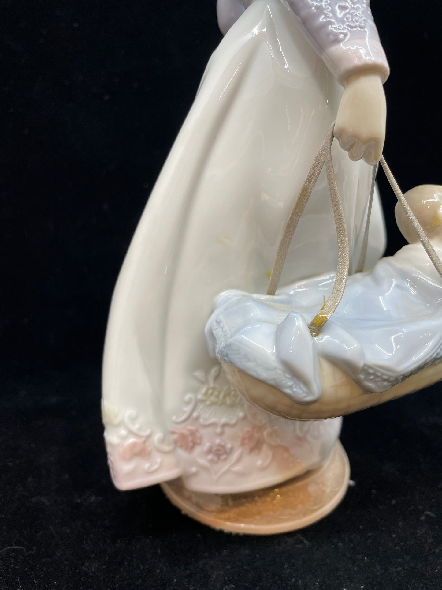 Lladro "Away We Go" #5674 With Original Box (CWAGFW)