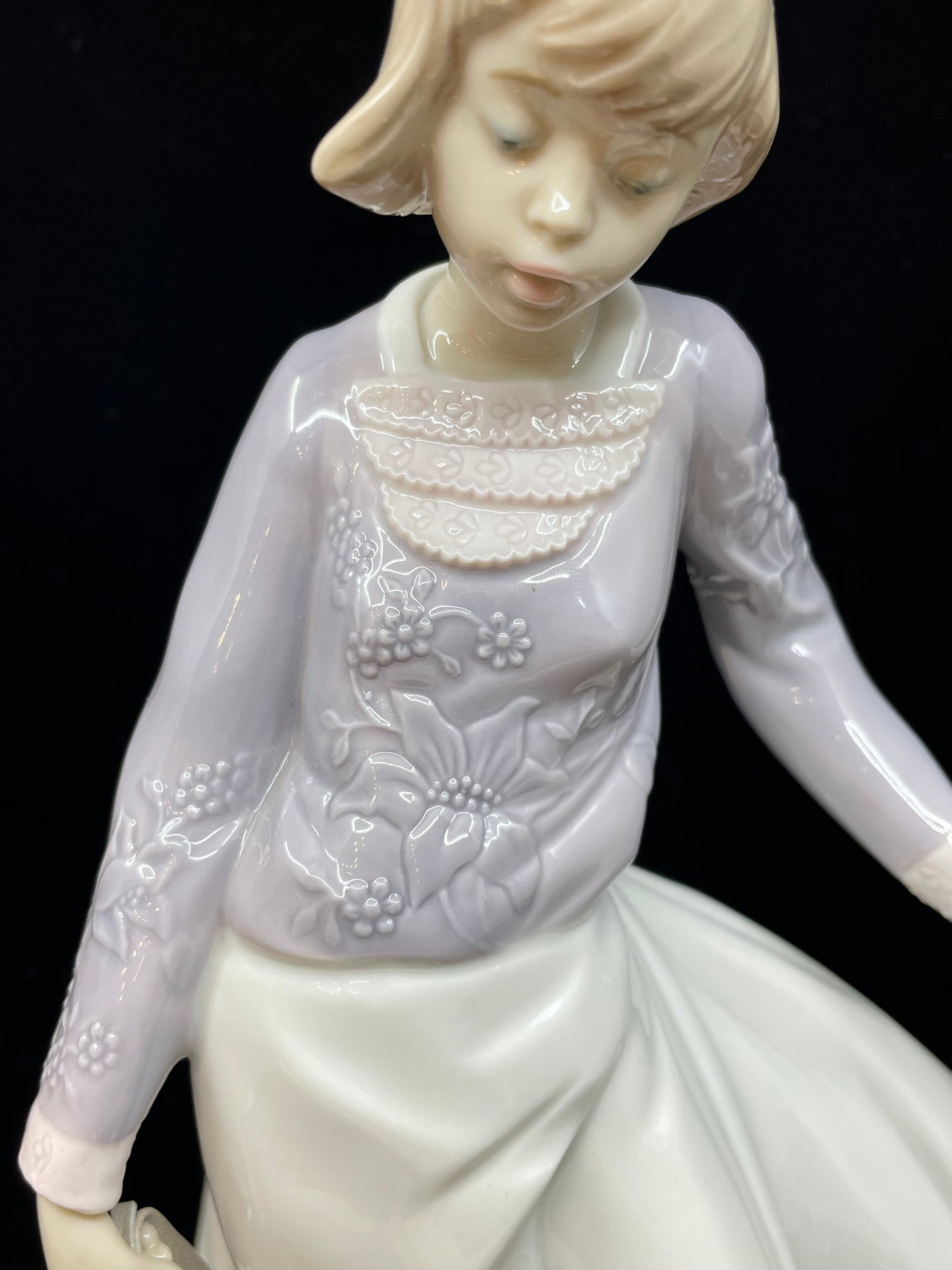 Lladro "Away We Go" #5674 With Original Box (CWAGFW)