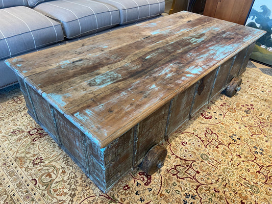 Coffer Chest Coffee Table on Wheels (25631, AFUXPR)