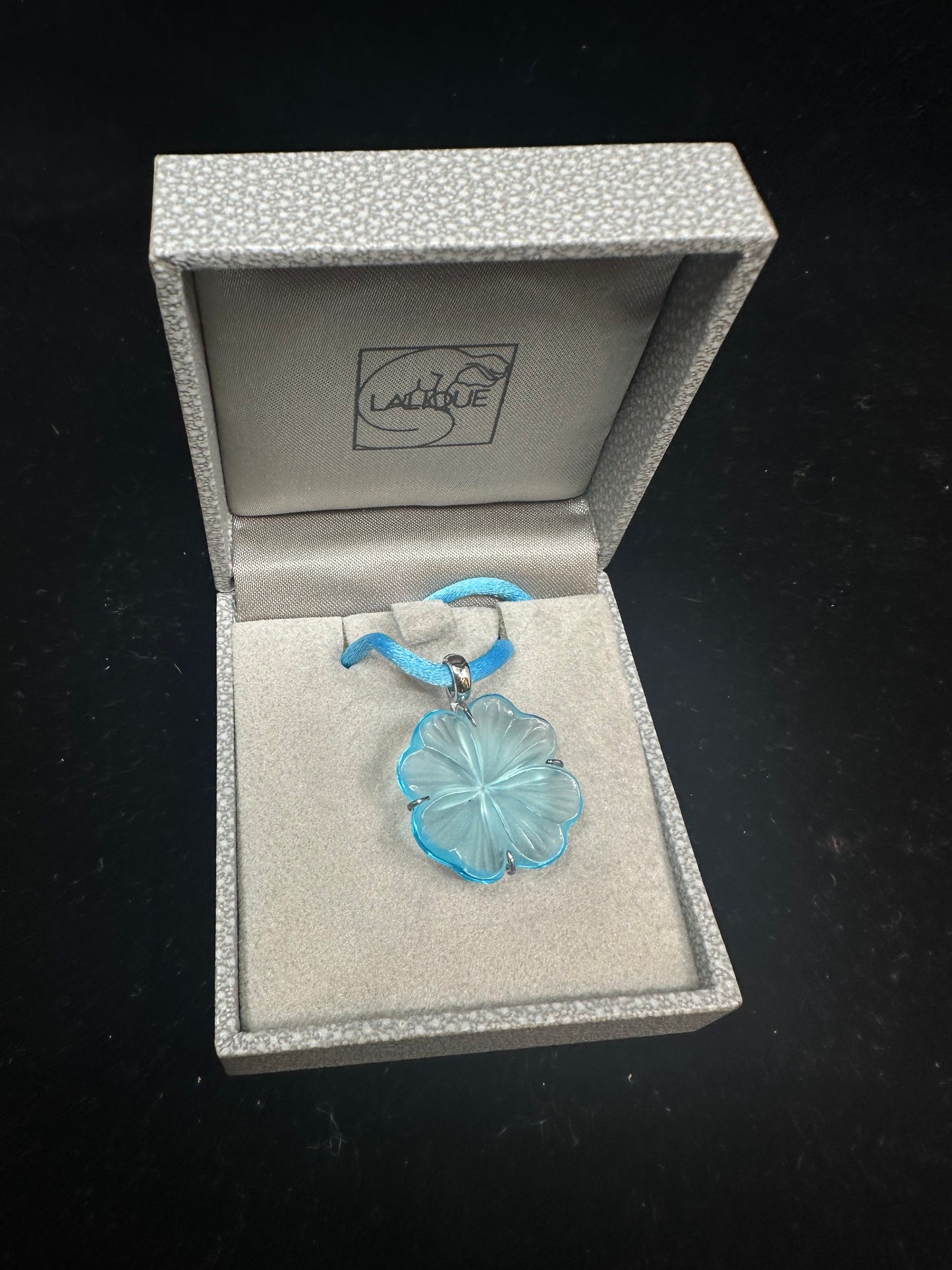 Lalique Blue Flower Necklace (JP6XZB)