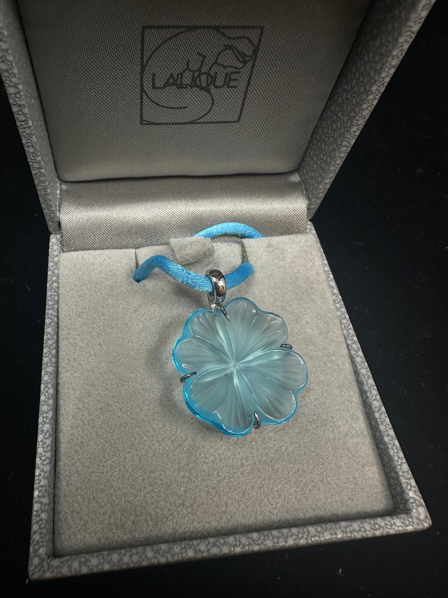 Lalique Blue Flower Necklace (JP6XZB)