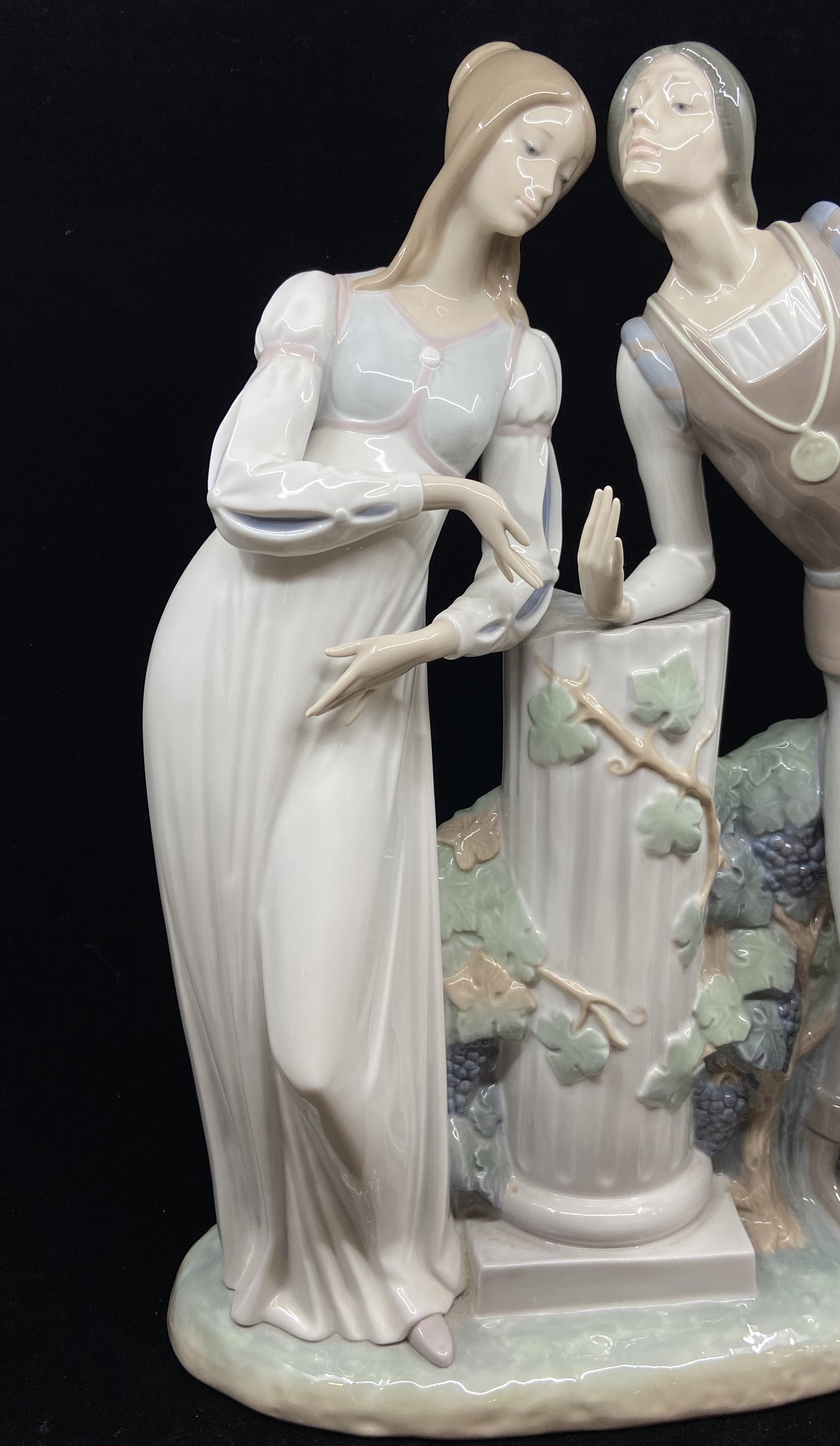Lladro #4750 Romeo and Juliet (KDS7DY)