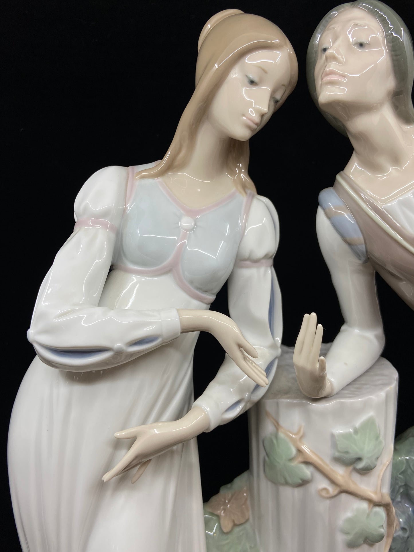 Lladro #4750 Romeo and Juliet (KDS7DY)