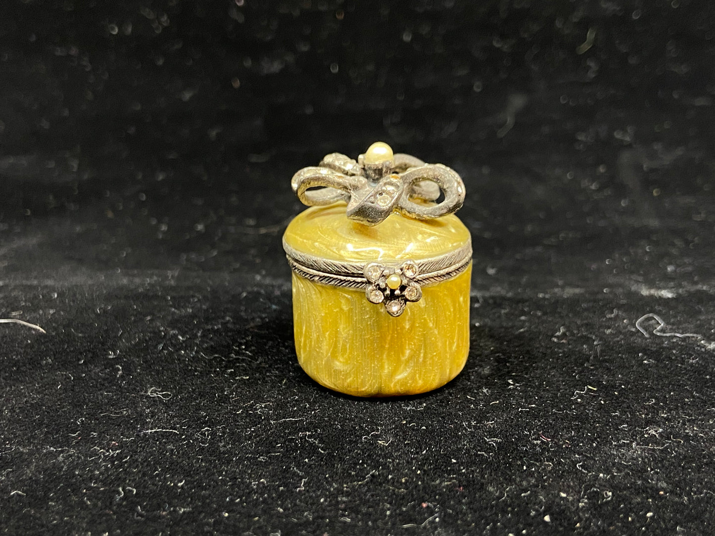 RJ Graziano Yellow Flower Bow Trinket/Pill Box (Y8TATX)