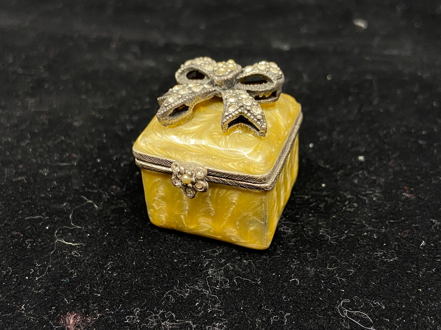 RJ Graziano Yellow Bow Trinket/Pill Box (Y8TATX)