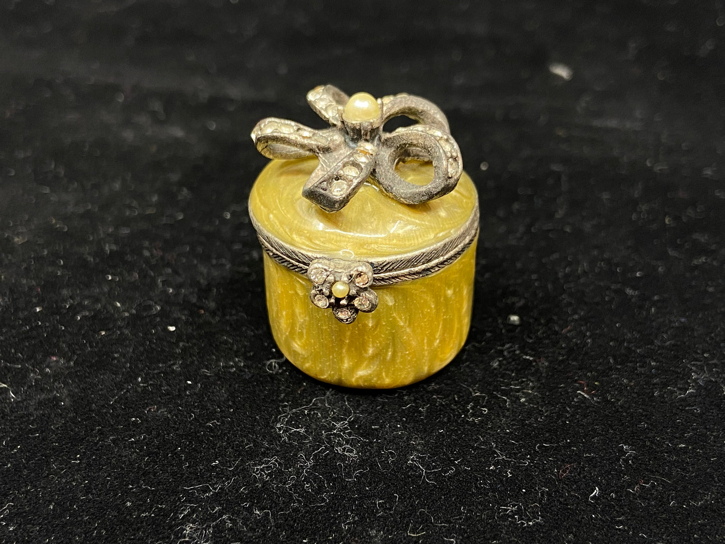 RJ Graziano Yellow Flower Bow Trinket/Pill Box (Y8TATX)