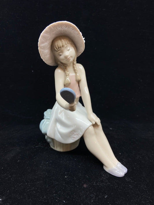 Lladro I Feel Pretty Girl with Mirror Porcelain FIgurine #8238 (3PLQH5)