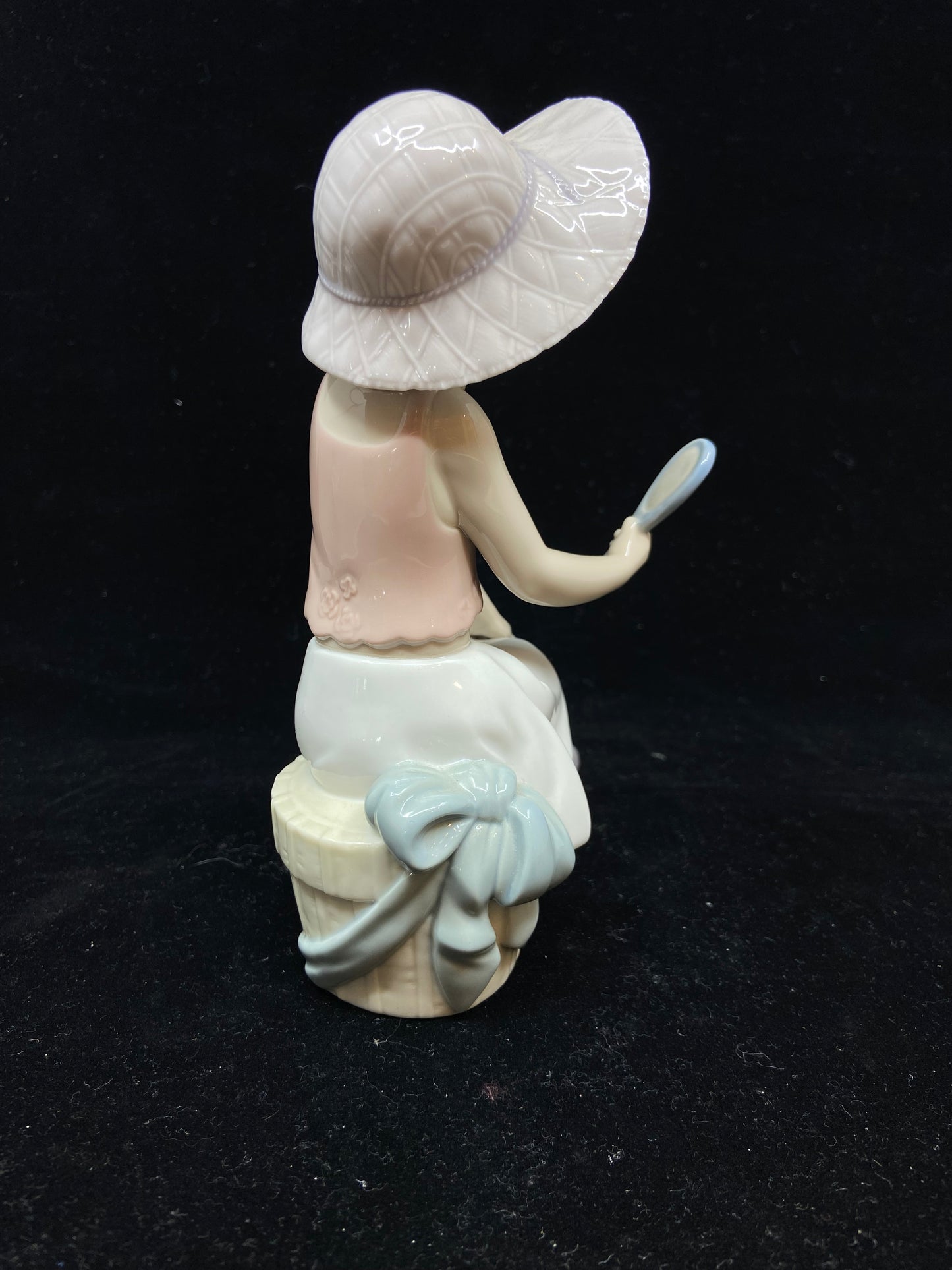 Lladro I Feel Pretty Girl with Mirror Porcelain FIgurine #8238 (3PLQH5)