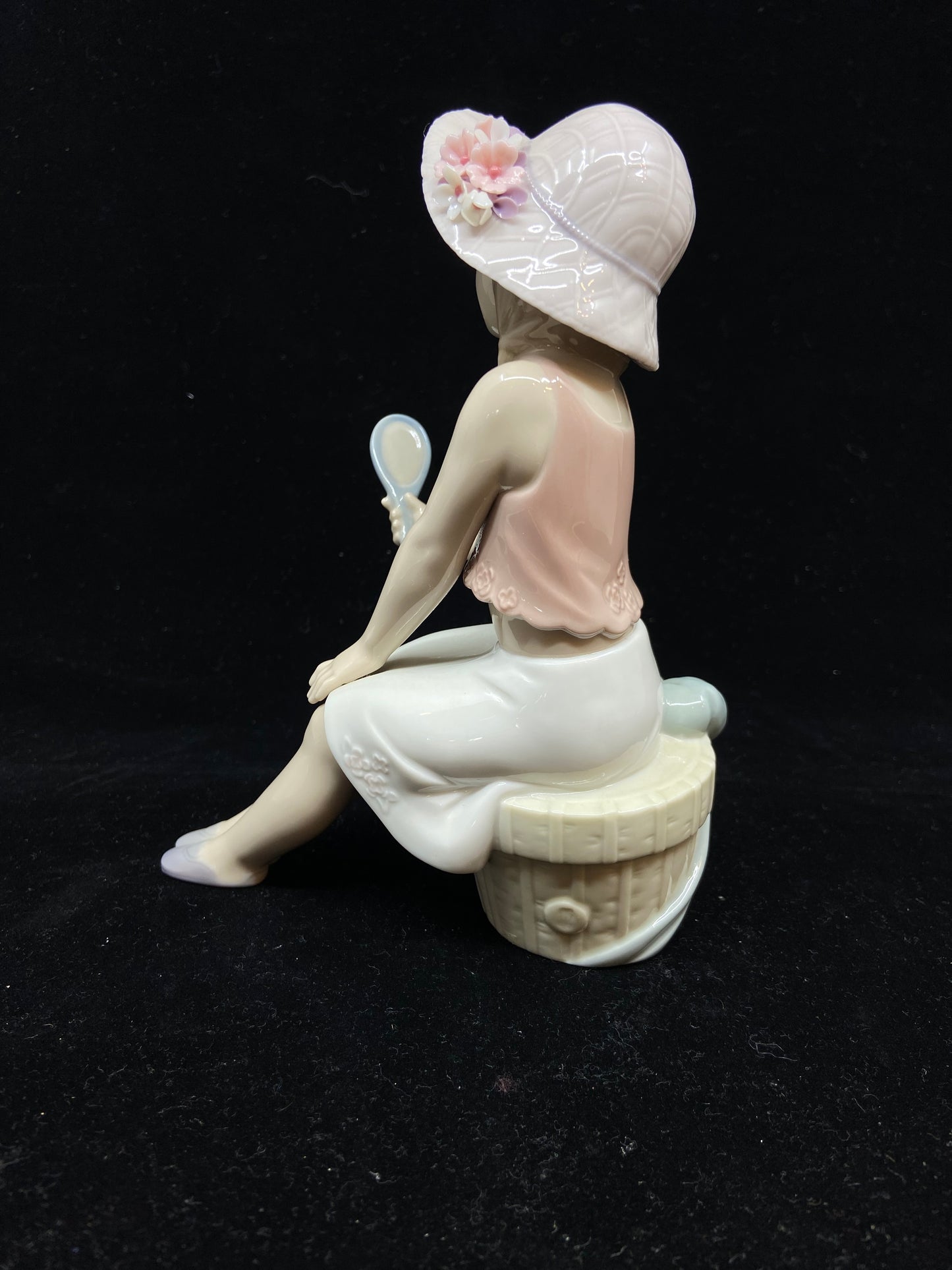 Lladro I Feel Pretty Girl with Mirror Porcelain FIgurine #8238 (3PLQH5)