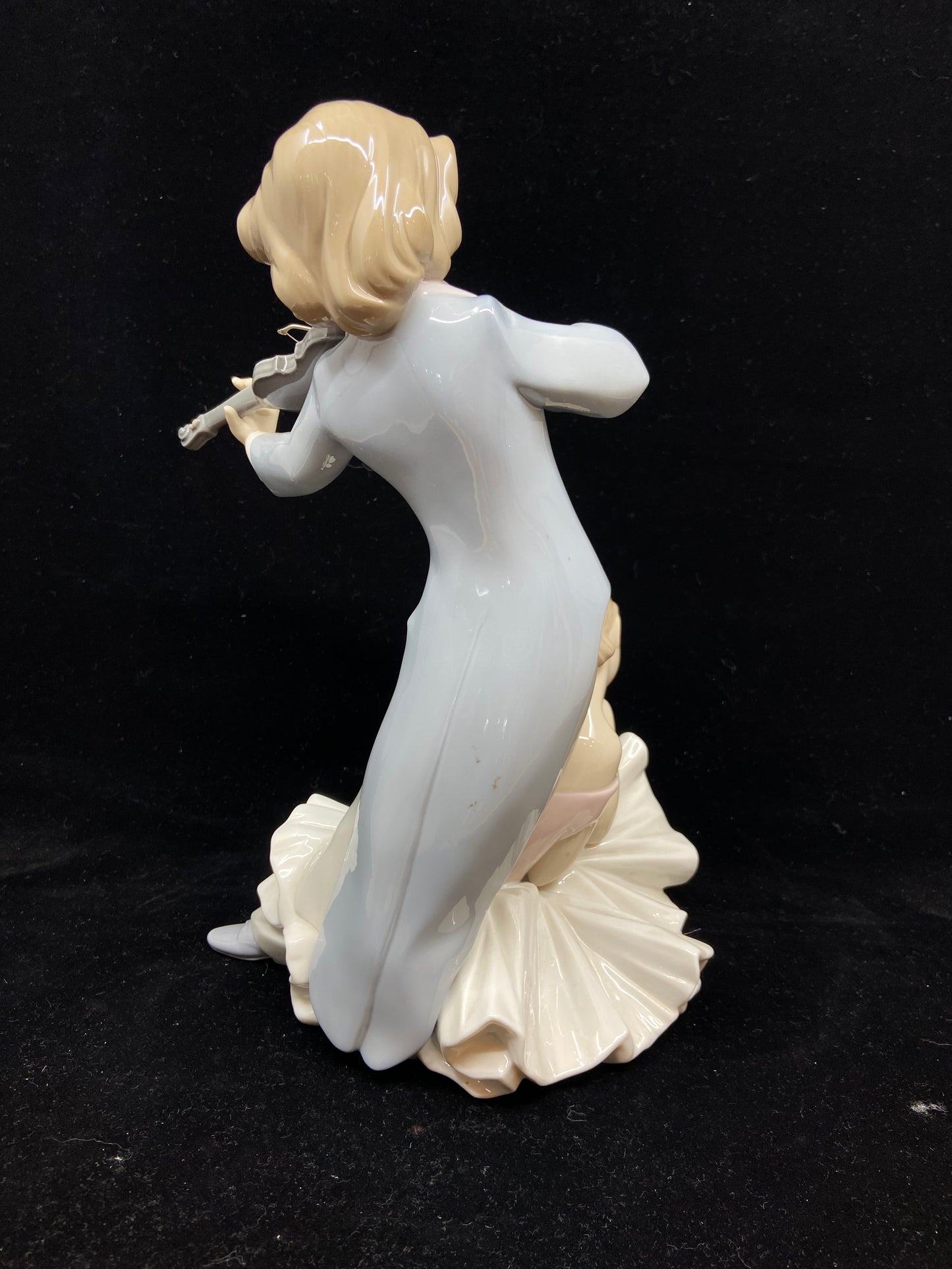 Lladro Captivating Melody #9688 (RYYW2Z)