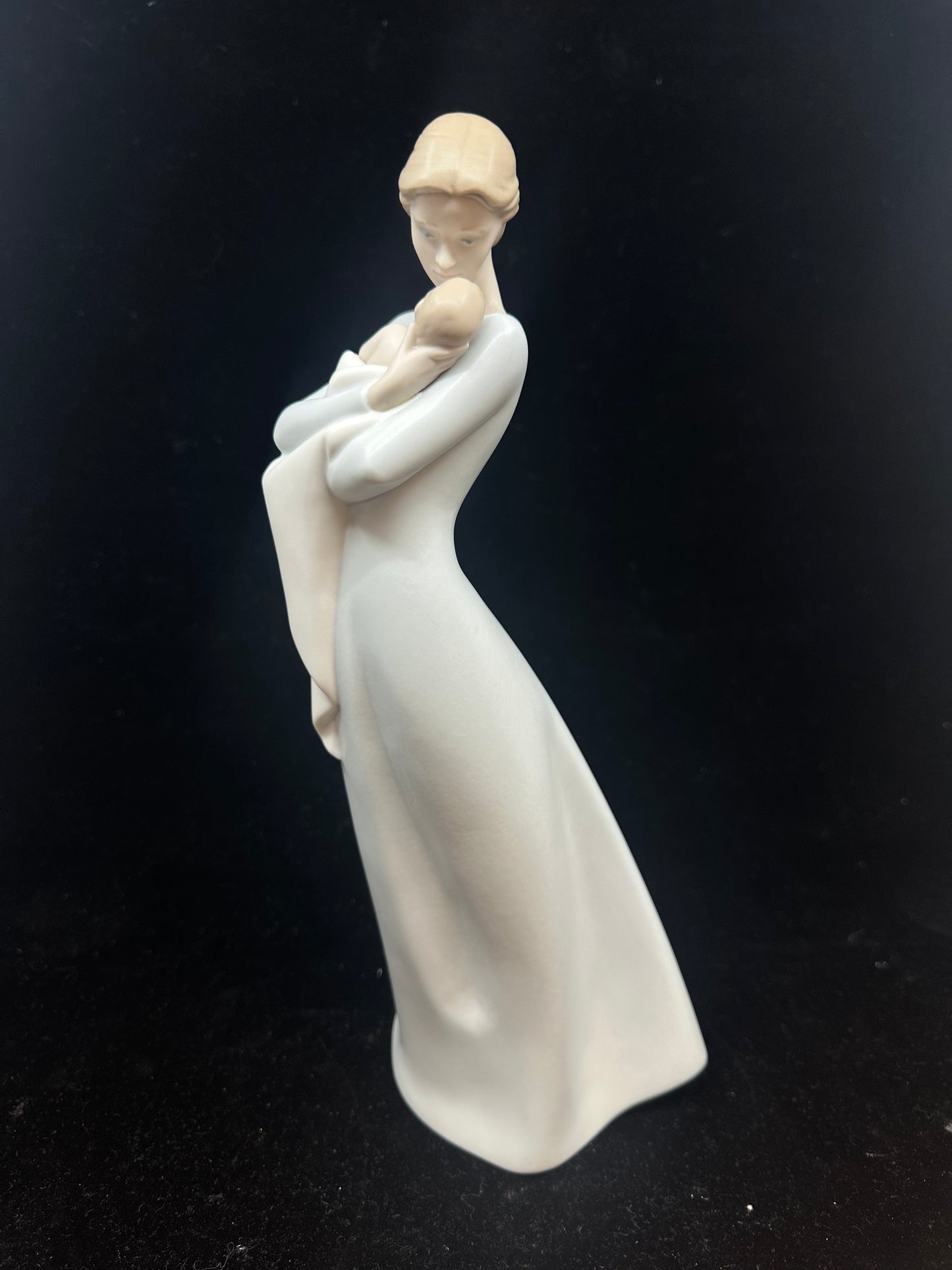 Lladro A Mother's Embrace (DYEZ5N)