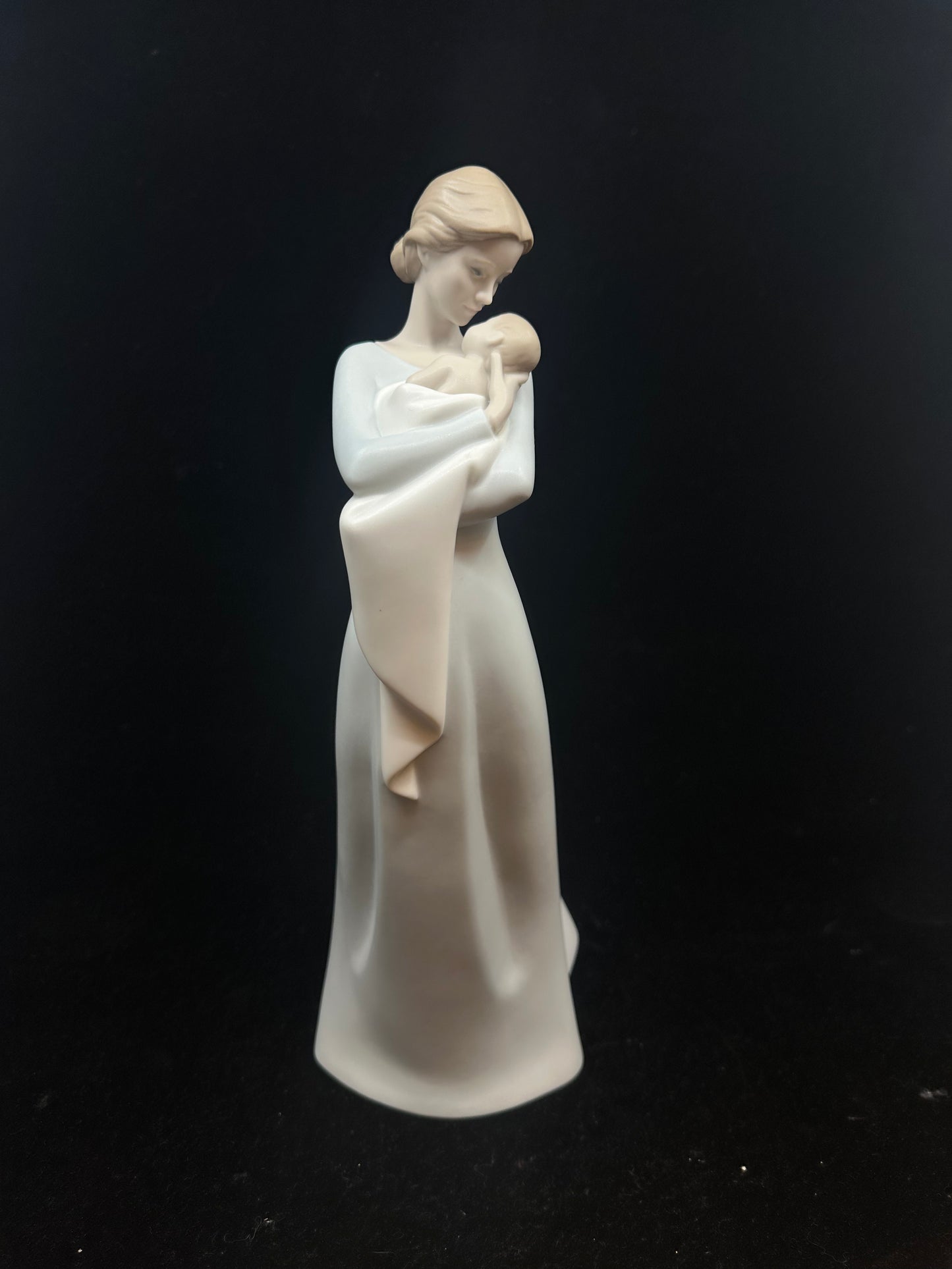 Lladro A Mother's Embrace (DYEZ5N)