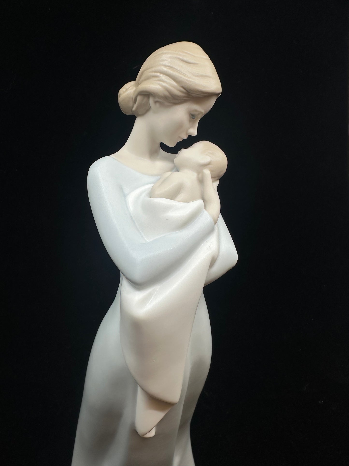 Lladro A Mother's Embrace (DYEZ5N)