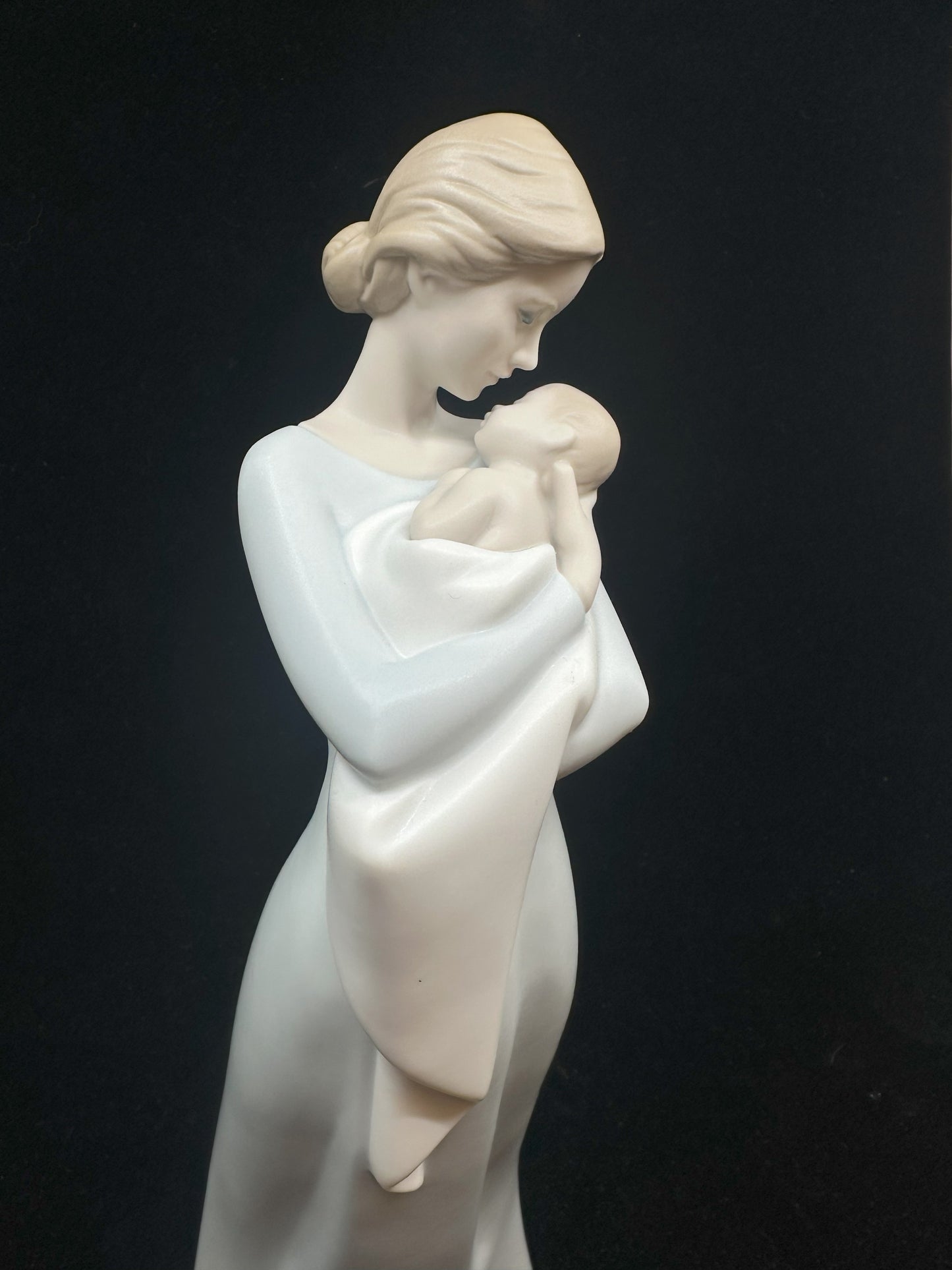 Lladro A Mother's Embrace (DYEZ5N)