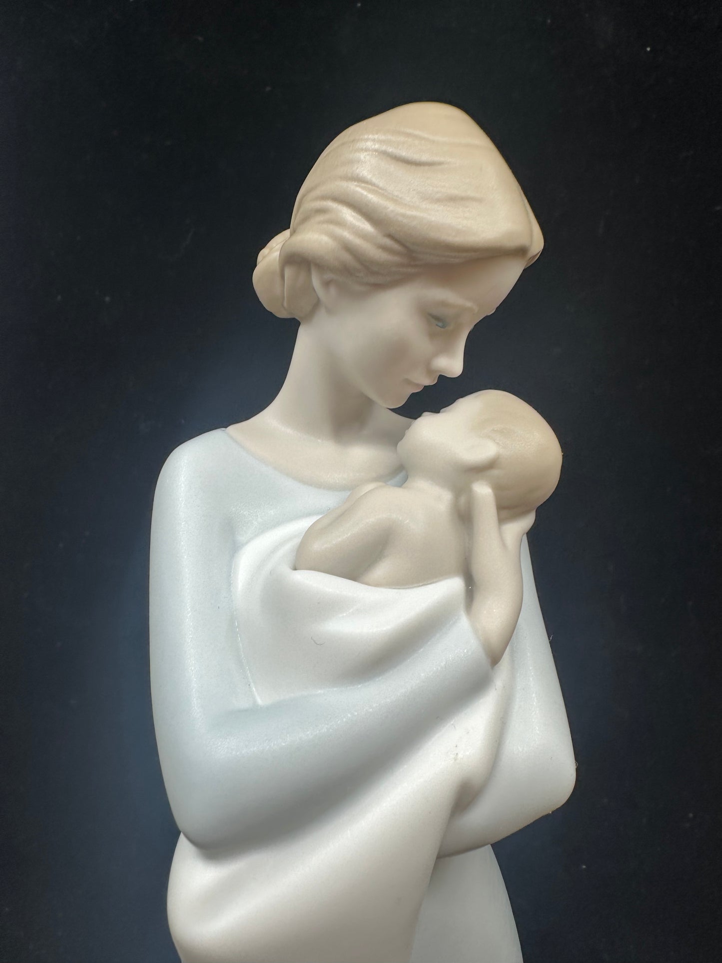 Lladro A Mother's Embrace (DYEZ5N)