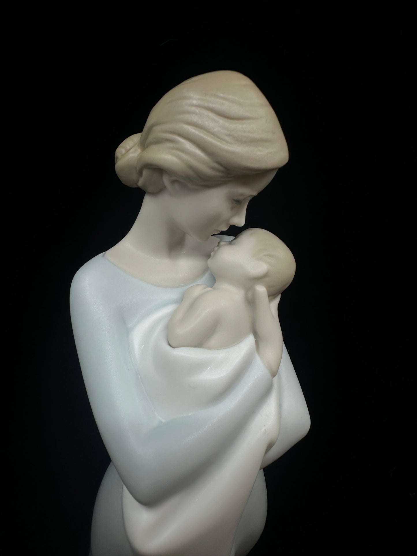 Lladro A Mother's Embrace (DYEZ5N)