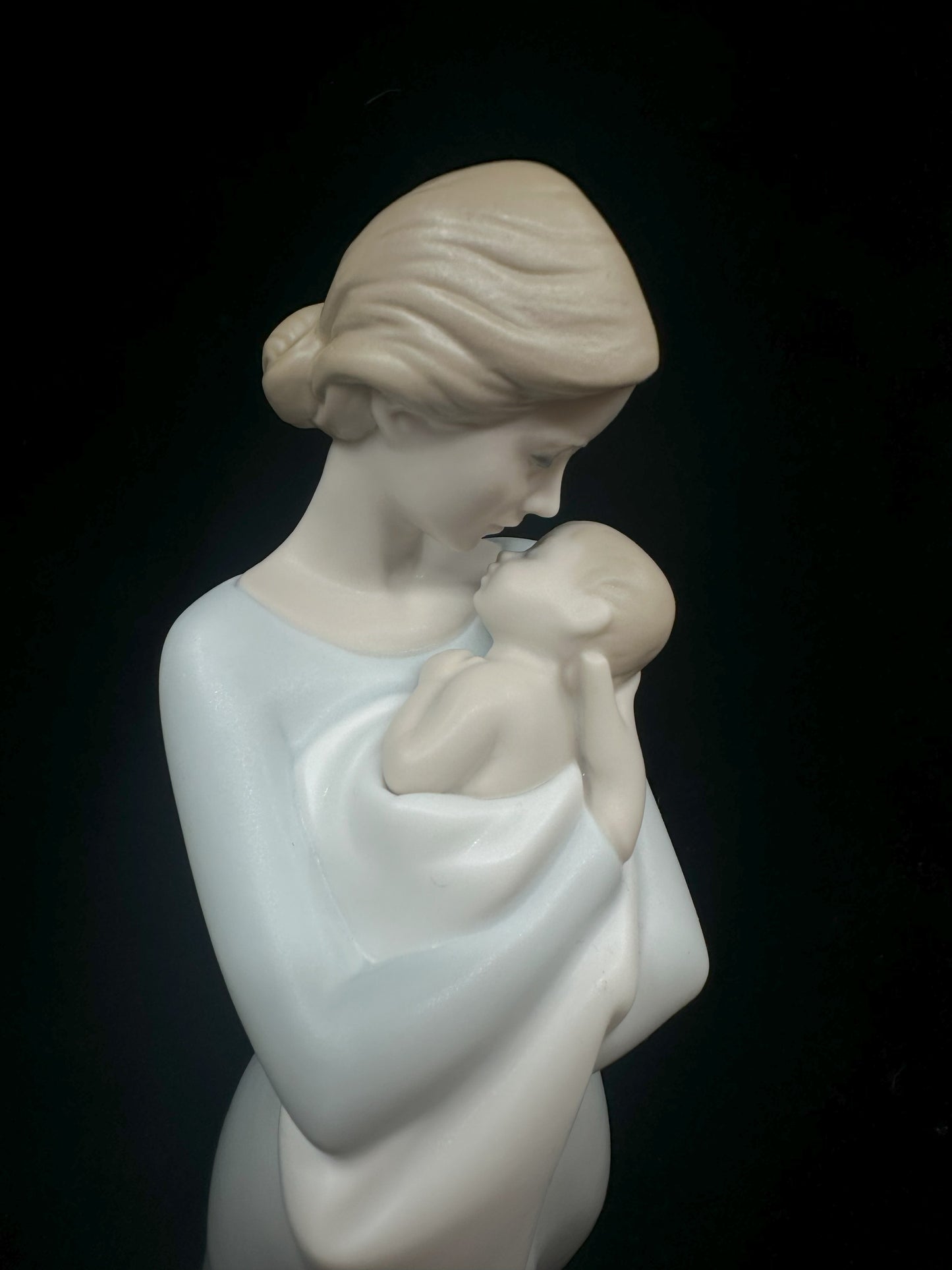 Lladro A Mother's Embrace (DYEZ5N)