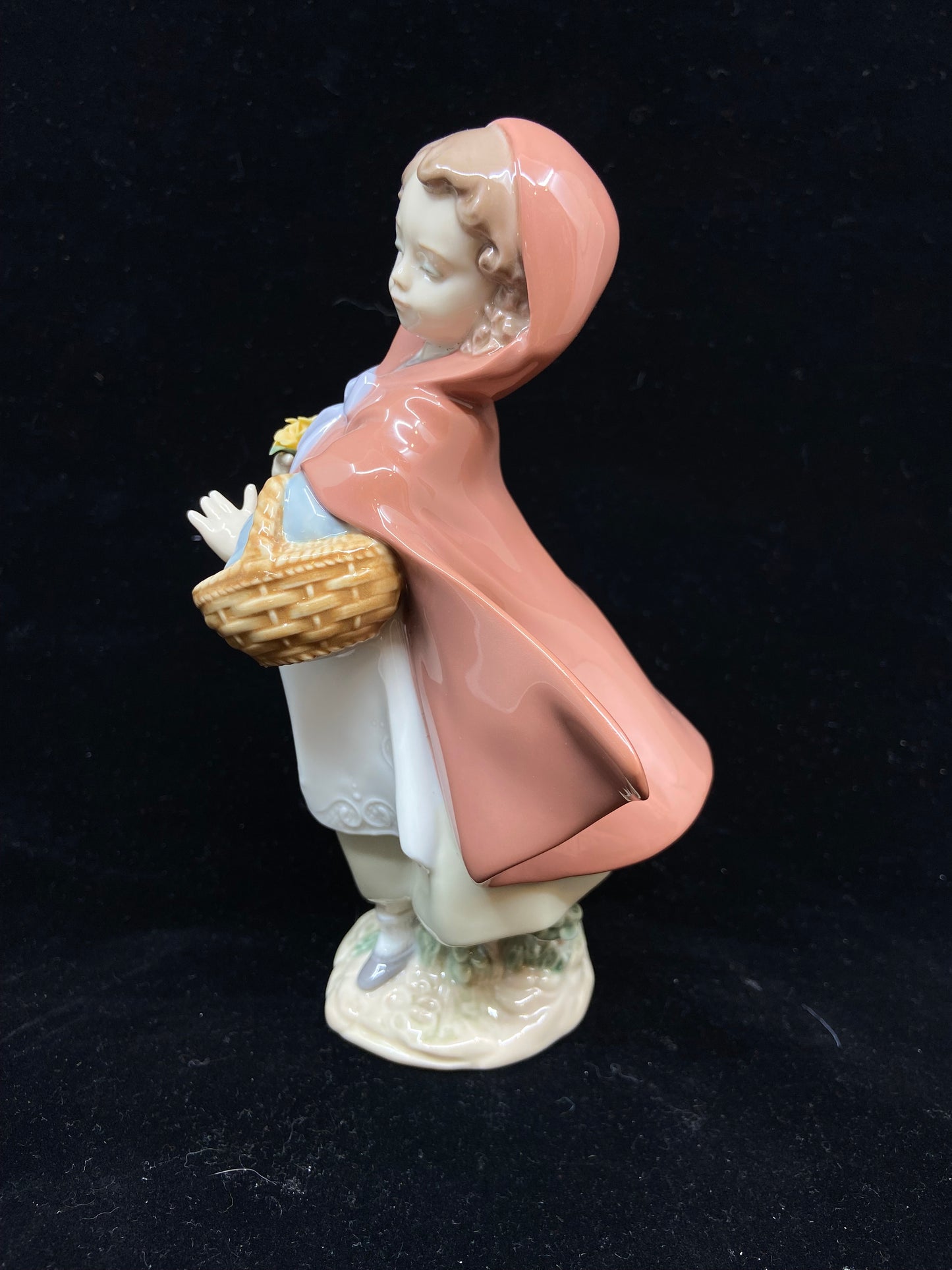 Lladro Little Red Riding Hood #8500 (QHPUBB)