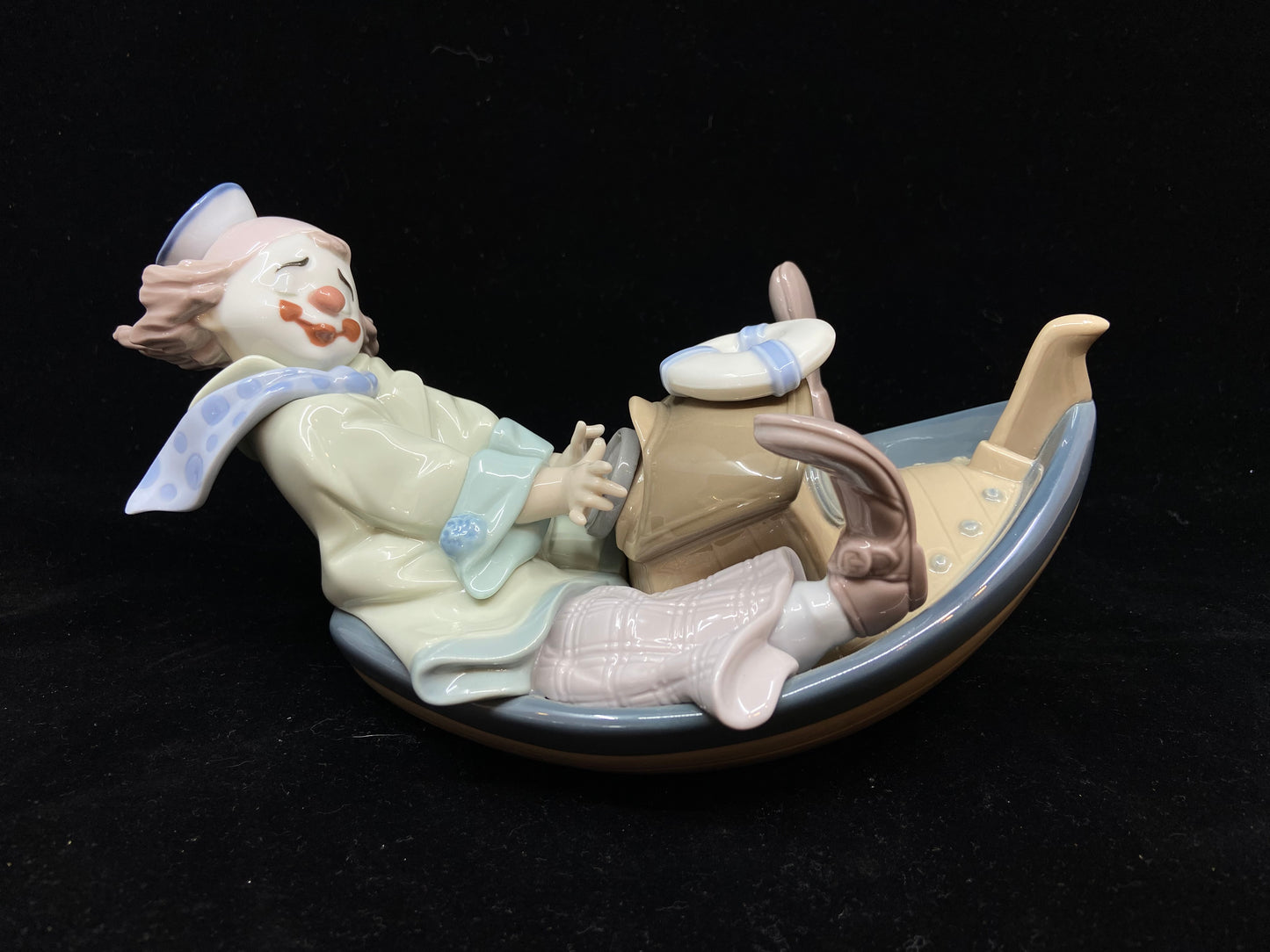 Lladro Circus Waves Clown in Boat 8137 (QFTRXA)