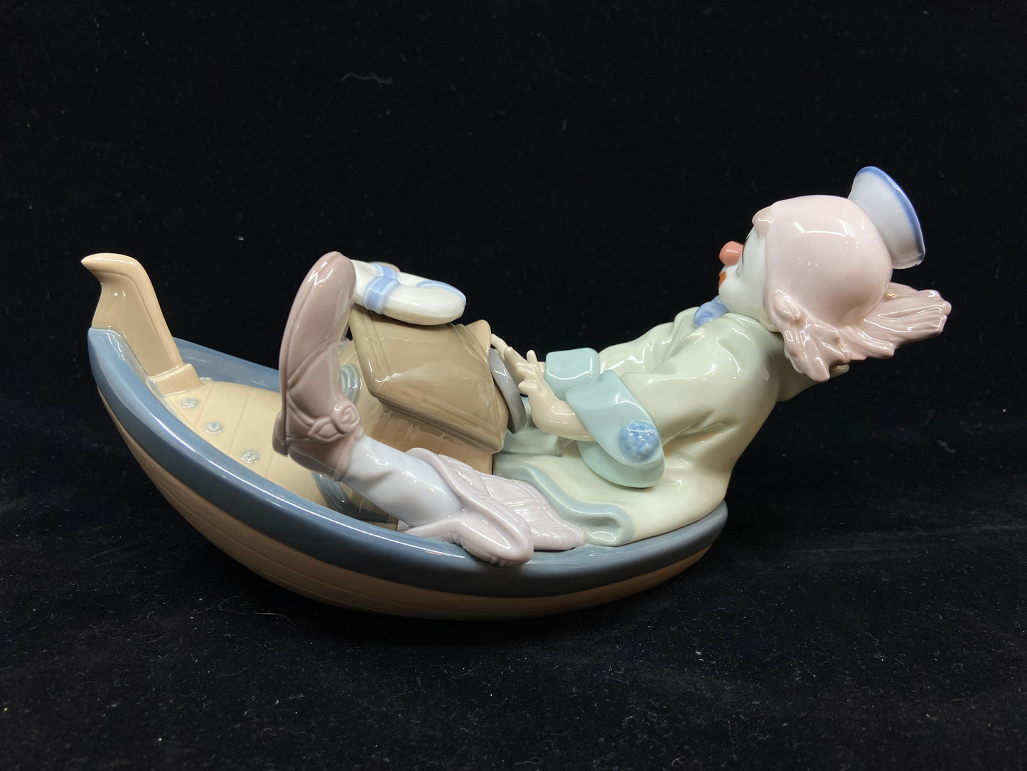 Lladro Circus Waves Clown in Boat 8137 (QFTRXA)