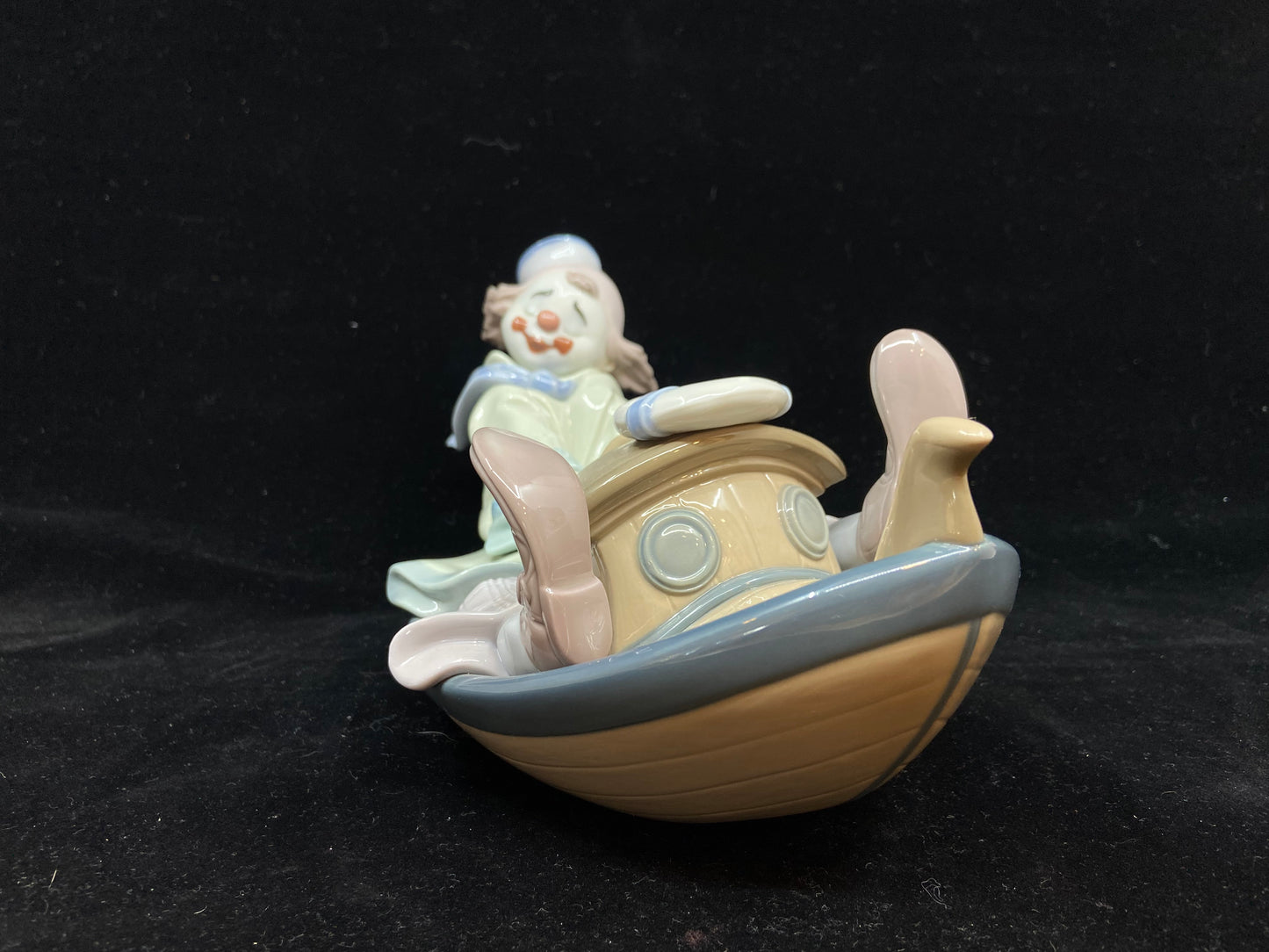 Lladro Circus Waves Clown in Boat 8137 (QFTRXA)