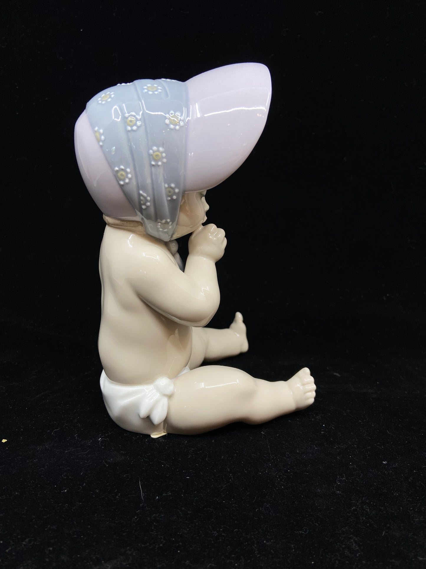 Lladro Baby Girl with Bonnet #9126 (LEWLHJ)